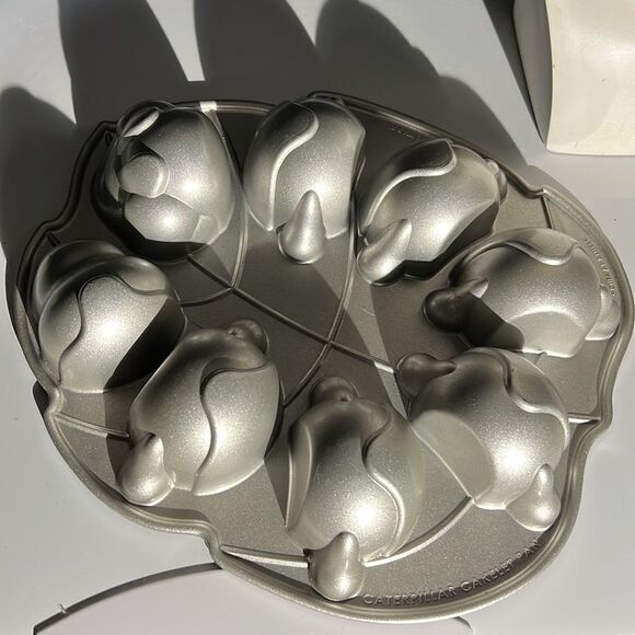 Nordic Ware Caterpillar Cakelet Pan 5 cup / 1.2 liter - Picture 3 of 8